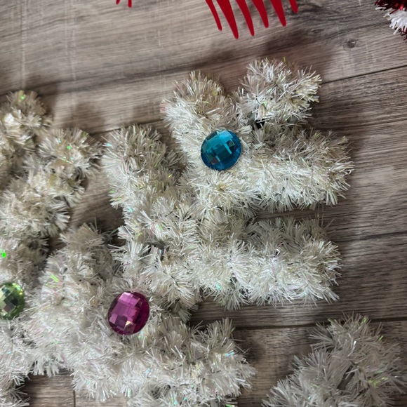 5 Christmas decor bundle present snowman snowflake tinsel sleigh Santa cute π₯° - Picture 8 of 9